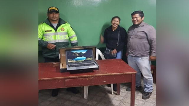 Chofer entregó una laptop que una pasajera había dejado en su taxi, cuando la llevaba al terminal de Sicuani en Cusco.