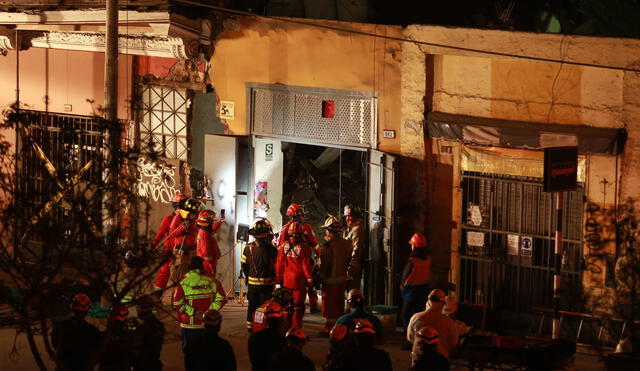 Bomberos intentan rescatar a albañil atrapado en derrumbe desde el día sábado / Fotos: John Reyes