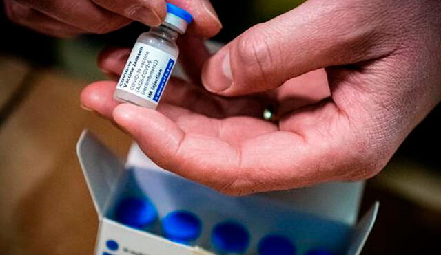 La Agencia Europea de Medicamentos (EMA) pidió en abril que se añada a la información de la vacuna una advertencia sobre coágulos sanguíneos. Foto: AFP