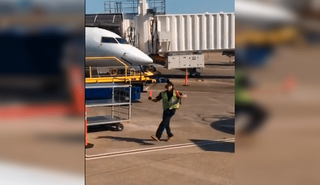 La interpretación del joven no pasó desapercibida por los pasajeros de la aerolínea, quienes no tardaron en grabarla para compartirla en Facebook