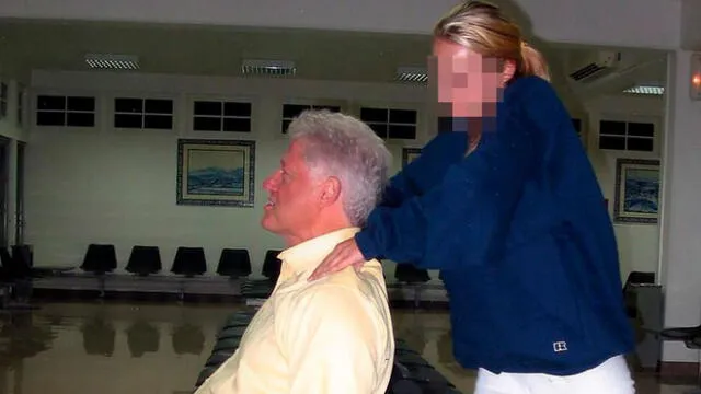 Bill Clinton mientras que Chauntae Davies le proporcionaba un masaje a las 22 años de edad. Foto: Mega.