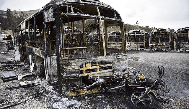 Destrozos. 15 buses fueron quemados. Aseguran que fueron leales al mandatario asilado.