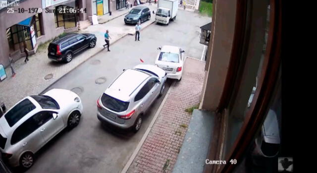 En YouTube, mujer quiso estacionar su automóvil, pero todo salió mal [VIDEO]