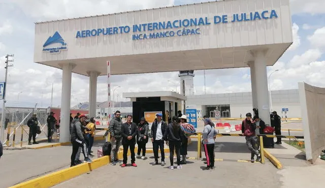 Puno. Pasajeros llegan a aeropuerto Inca Manco Cápac de Juliaca para abordar vuelos a Lima. Foto: Kleber Sánchez/URPI