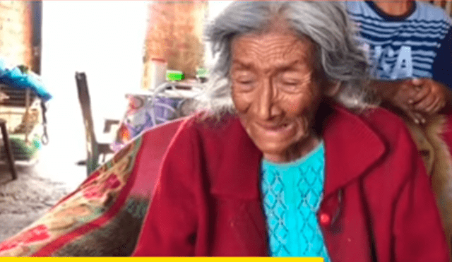 Anciana llora al recibir alimentos