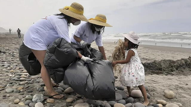 Niños, jóvenes y adultos contribuyeron a la campaña de limpieza en playa de Arequipa. Foto: Cortesía.