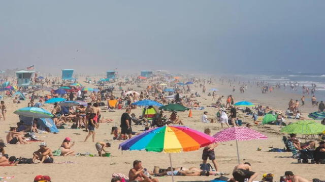 Playas en California estuvieron muy concurridas durante el fin de semana pasado. Foto: AFP.