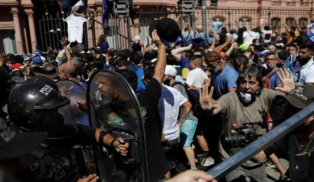 Miles de hinchas no pudieron despedir el féretro de Diego Armando Maradona. Foto: La Vanguardia