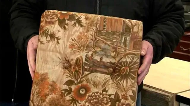 Encontró 43 000 dólares dentro del sofá usado que compró y los regresó a su dueño original