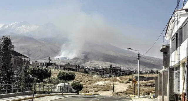Incendio forestal en las faldas del volcán Chachani no es controlado. Foto: Cortesía