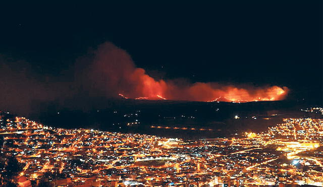La amenaza de que el fuego se propagase a zonas pobladas durante la noche era latente. El fuerte viento reavivó las llamas. Foto: Luis Alvarez/La República