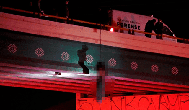 Conmoción en México: narcotraficantes dejan cuerpo colgado en un puente