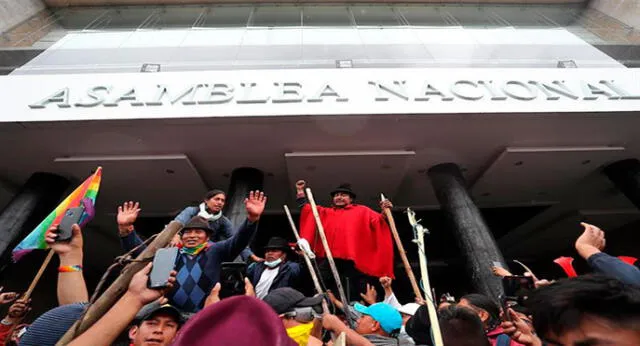 Los indígenas celebraron la acción en la sede del Poder Legislativo. Foto: EFE