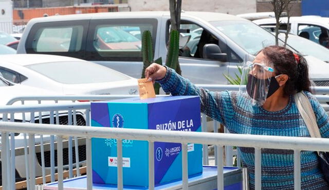 Familiares buscan brindar soporte a sus pacientes internados. Foto: Andina