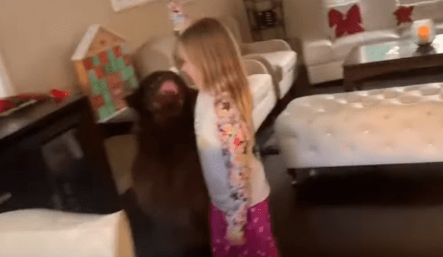 Video es viral en Facebook. Mamá de la niña grabó a su hija con su mascota jugando las escandidas y la hazaña del can ha sorprendido a más de uno