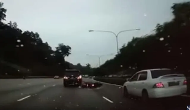YouTube: Espeluznantes imágenes muestran a un motociclista siendo arrastrado varios metros por un automóvil 