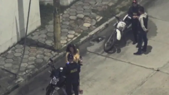 Imágenes registran a uno de los policías recibiendo el dinero, pero su compañero habría estado enterado de todo. (Foto: Captura de video / 24 Horas)