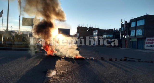 Las vías que conducen a Cuscon continuaron bloqueadas. Créditos: Sharon Castellanos