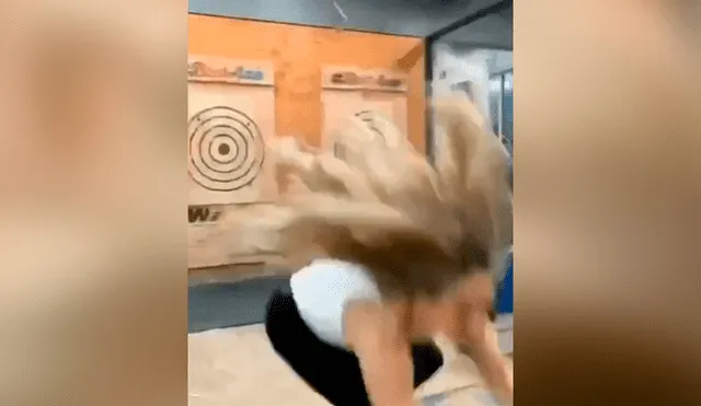 Facebook viral: chica falla 'tiro al blanco' con filoso machete y casi pierde la cabeza [VIDEO]