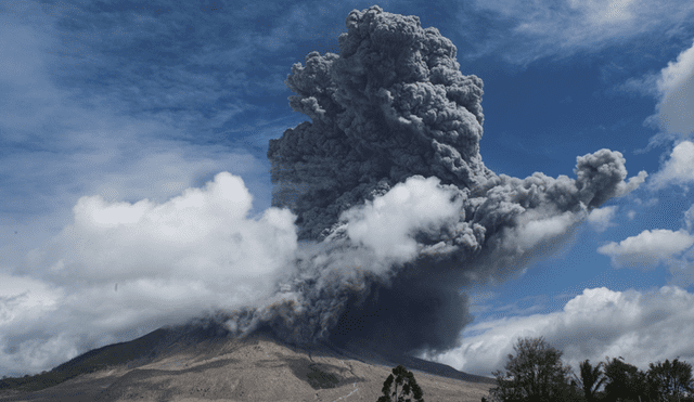 El monte Sinabung, uno de los volcanes más activos de Indonesia, entró en erupción el 10 de agosto. Foto: EFE
