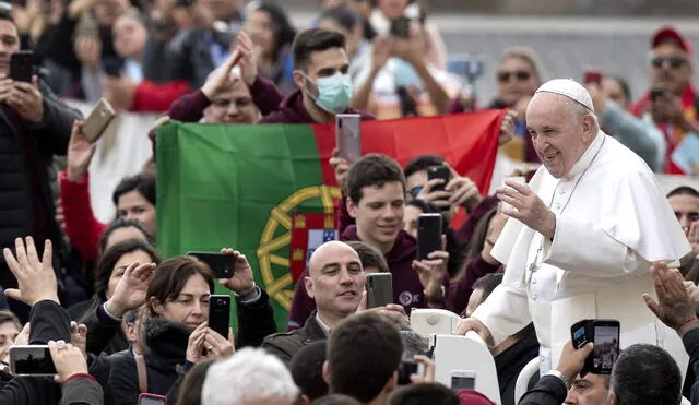 El pontífice llegó a bordo de su "papamóvil" y luego  saludó a los fieles, algunos con mascarillas quirúrgicas. Foto: AFP.