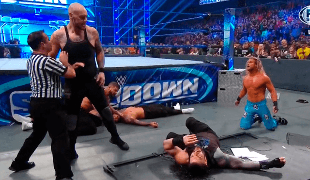 Roman Reigns fue atacado por sus enemigos en el final de SmackDown Live. | Foto: WWE