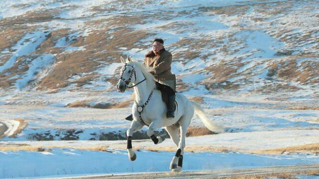 Kim Jong-un cabalgando en un caballo blanco