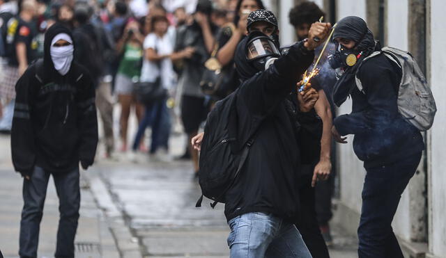 Queman 9 buses y se enfrentan a la Policía tras huelga general en Brasil 