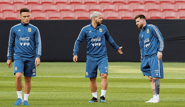 Tensión. Messi junto a Agüero comandarían el ataque. Foto: EFE