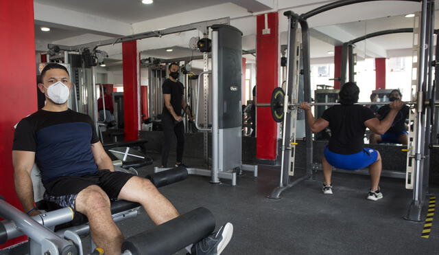 Distancia social adecuada en el área de máquinas del Gimnasio Spa Arnold. Foto: Félix Contreras.