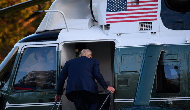 Momento en que Trump tomó un helicóptero presidencial para dirigirse al hospital militar Walter Reed. Foto: AFP