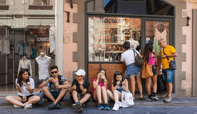 Italia: Turistas que coman en las calles de Florencia serán multados 