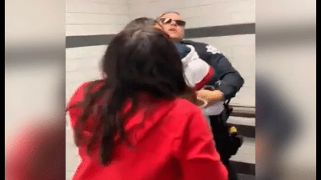 Policías arrestan a joven que sufría convulsiones luego que su madre llamara al 911 [VIDEO]