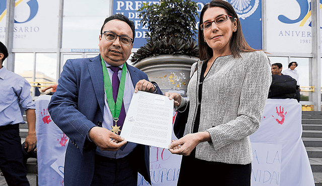 Recurso. Juristas Carolina Lizárraga y Carlomagno Salcedo. (Foto: J. Cerdán)