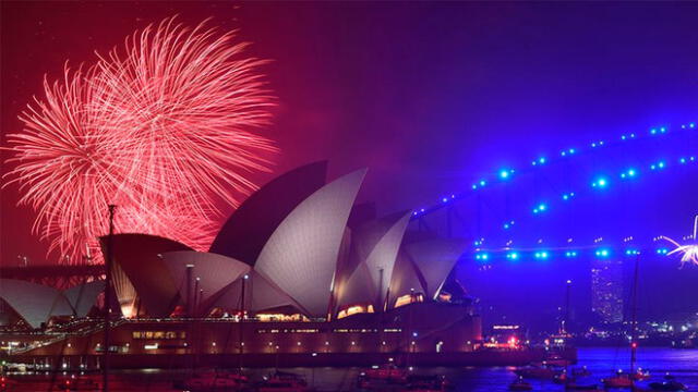 Cientos de miles de personas se dan cita cada año el 31 de diciembre la noche a orillas de la bahía de Sídney para admirar uno de los espectáculos de fuegos artificiales más famosos en el mundo. Foto: AFP