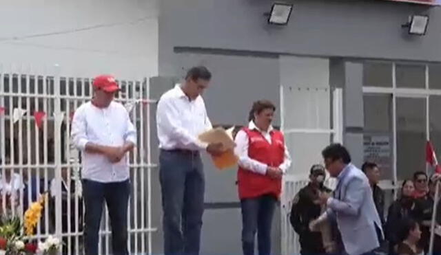 Alcalde de Piura se arrodila ante Vizcarra.