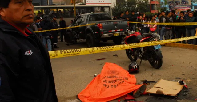 SJL: policía muere tras chocar su motocicleta contra una camioneta