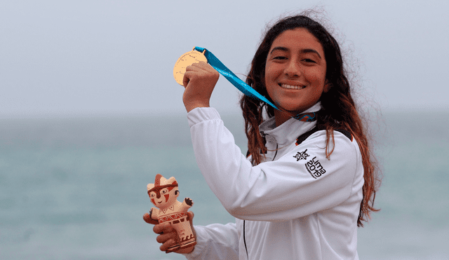 Daniella Rosas con la medalla de oro lograda en surf open en Lima 2019. Foto: EFE.