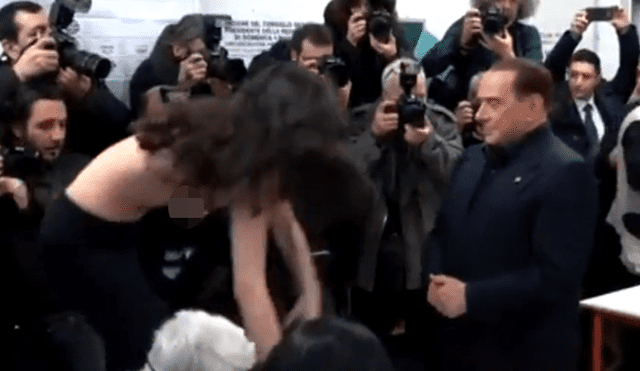 Italia: Mujer se desnudó cuando iba a votar Silvio Berlusconi [VIDEO]