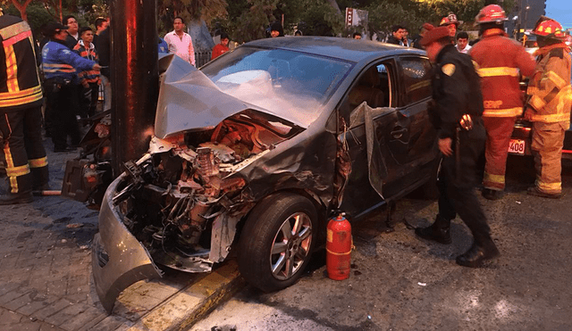 Miraflores: mujer atropella a joven, choca contra dos autos y tumba poste de luz [VIDEO]