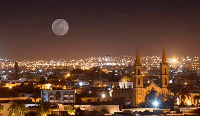 La luna rosada en el cielo de Mazatlán, Sinaloa. Foto: Mazatlán