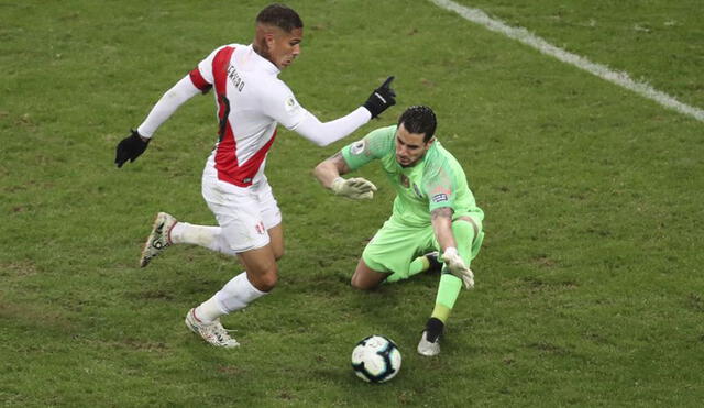 El delantero eludió hábilmente al golero chileno para sellar la goleada de la selección peruana. Foto: AFP.