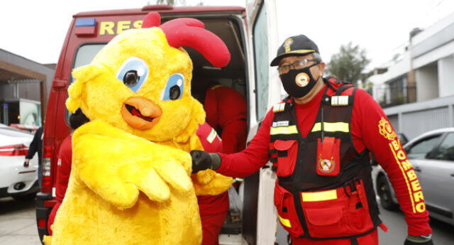 Donan pollo a la brasa a bomberos de Lima centro. Foto: Difusión.