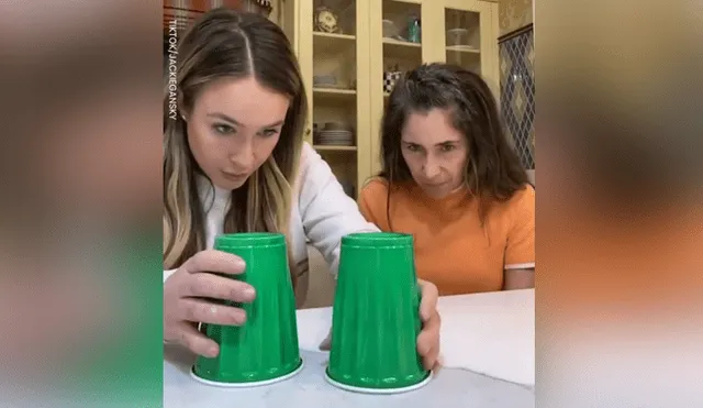 A través de Facebook se hizo viral la divertida reacción de una mujer al ver el truco de magia que le hizo su hija.