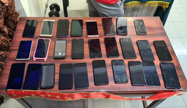 Teléfonos celulares reportados como robados, fueron incautados de un local que decía reparar estos aparatos. Foto: PNP