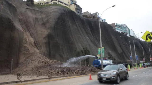 El 8 de agosto un deslizamiento en la Costa Verde, sector de Magdalena, rompió la geomalla y causó estragos en tránsito vehicular.  (Foto: Andina)
