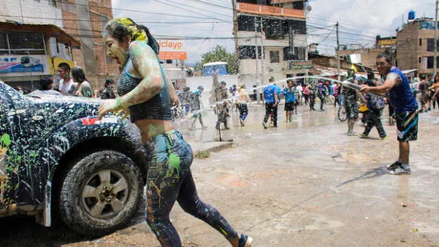 Carnaval de Cajamarca 2018: policía es bañado en pintura y foto es viral en Instagram