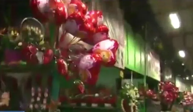 Decenas de enamorados madrugan para comprar flores por San Valentín | VIDEO