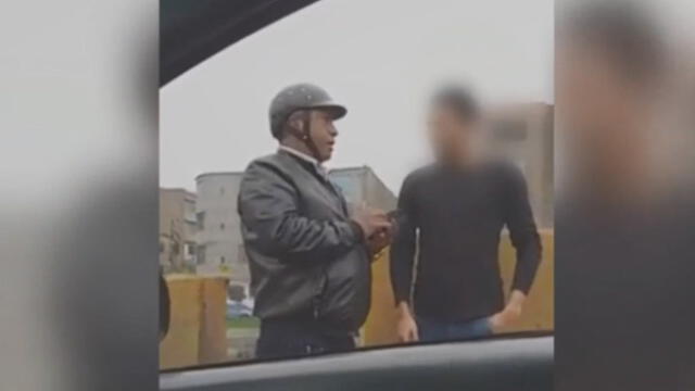Hace algunos meses este sujeto trató de robar el celular a un joven extranjero, pero fue puesto al descubierto por conductor. (Foto: Captura de video / América TV)