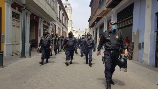 Resguardo policial a Palacio. Créditos Grace Mora/URPI-GLR